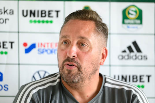 Östersunds tränare Magnus Powell på en presskonferens