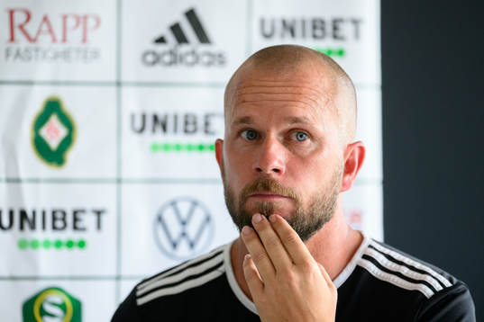 Skövde AIKs tränare Tobias Linderoth på en presskonferens