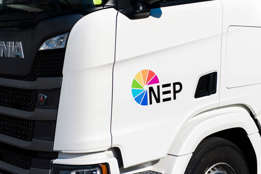 En NEP sändningsbuss utanför Stora Valla