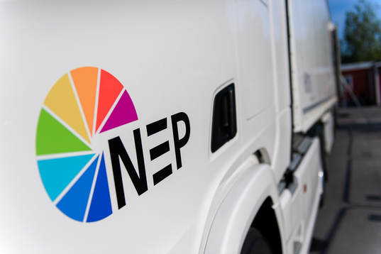 En NEP sändningsbuss utanför Stora Valla