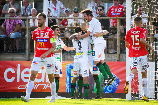 Varbergs Robin Simovic jublar med lagkamrater
