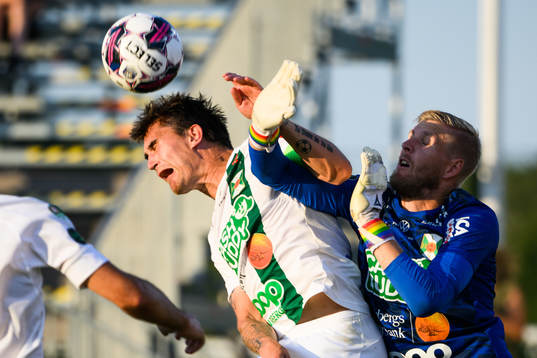 Varbergs Jon Birkfeldt och målvakt Fredrik Andersson