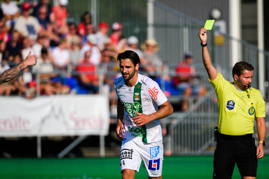 Varbergs Oliver Stanisic får gult kort av domare Joakim