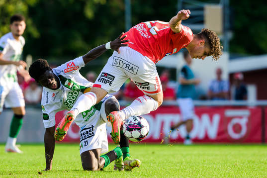 Varbergs Filipe Sisse och Degerfors Justin Salmon