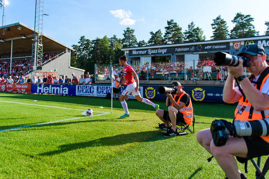 Degerfors Dijan Vukojević skjuter en hörna framför ett