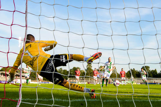 Varbergs Robin Simovic skjuter 0-1 bakom Degerfors målvakt