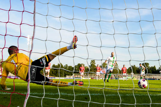 Varbergs Robin Simovic skjuter 0-1 bakom Degerfors målvakt
