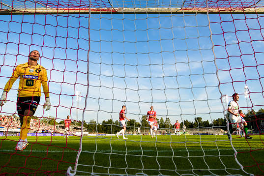 Degerfors målvakt Alfie Malik Whiteman deppar