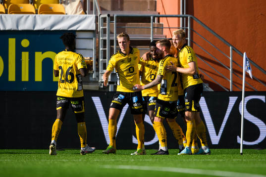 Elfsborgs Jeppe Møldrup Okkels jublar med lagkamrater