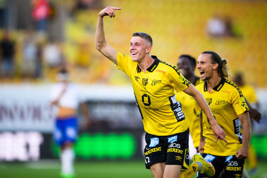 Elfsborgs Alexander Bernhardsson och Niklas Hult jublar