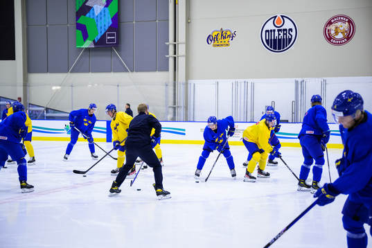 Players of Sweden at a practice session