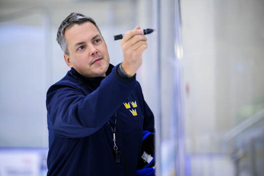Head coach Tomas Montén of Sweden at a practice session