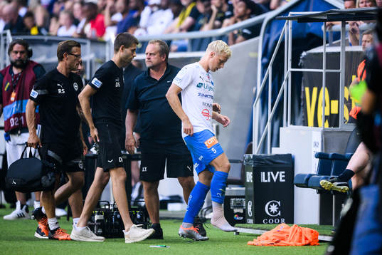 Värnamos Victor Larsson går av planen skadad