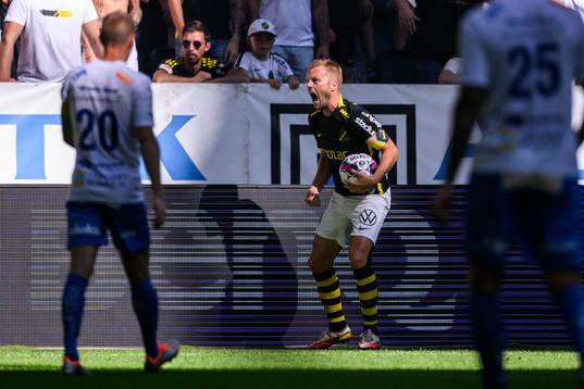 AIKs Sebastian Larsson reagerar
