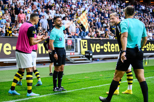 Assisterande domare Mahbod Beigi och AIKs John Guidetti