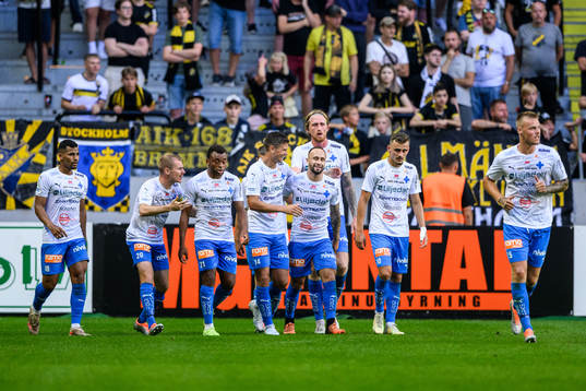 Värnamos Marcus Antonsson jublar med lagkamrater