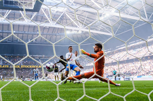 Värnamos Marcus Antonsson gör 0-1 på AIKs målvakt