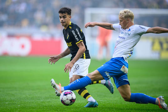 AIKs Yasin Ayari och Värnamos Victor Larsson