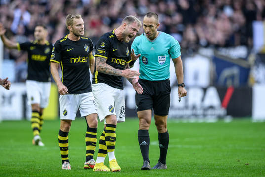 AIKs John Guidetti reagerar mot domare Kaspar Sjöberg