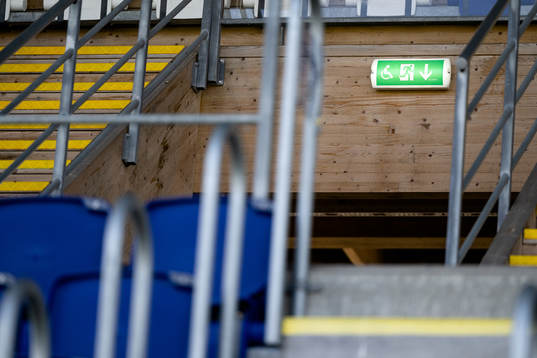 Skylt med nödutgång före fotbollsmatchen i Ettan södra