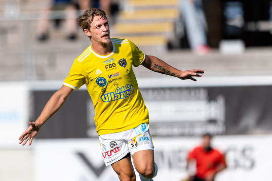 Falkenbergs Robin Hofsö jublar