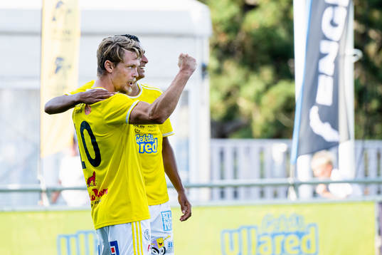 Falkenbergs Robin Hofsö jublar