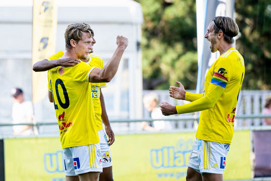 Falkenbergs Robin Hofsö jublar med Tobias Karlsson