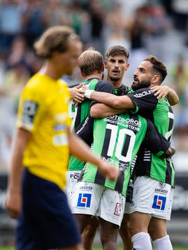 GAIS Gustav Lundgren jublar ihop med lagkamrater