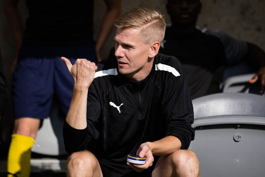 Ljungskiles tränare Erik Lund innan fotbollsmatchen i