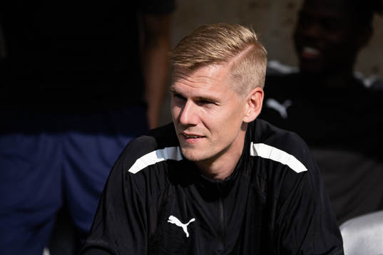 Ljungskiles tränare Erik Lund innan fotbollsmatchen i