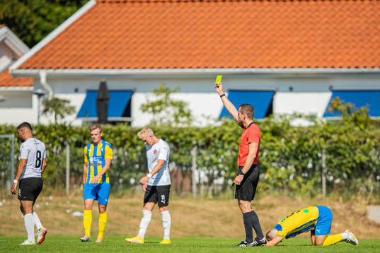 Hittarps Johasn Ozmanov får gult kort av domare Toni Galic