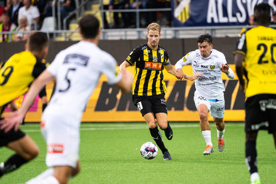 Häckens Samuel Gustafson och Mjällbys Jesper Gustavsson