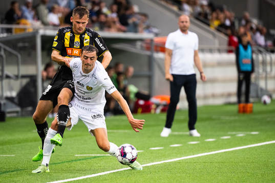 Häckens Oscar Uddenäs och Mjällbys Jetmir Haliti