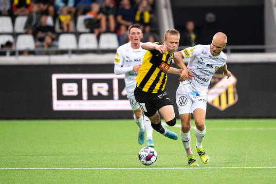 Häckens Tomas Olai Totland och Mjällbys Viktor Gustafson