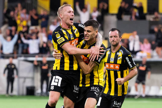 Häckens Mikkel Rygaard Jensen jublar med Alexander