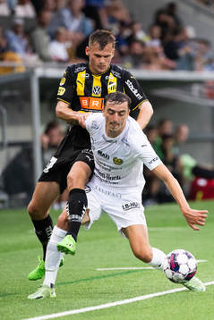 Häckens Oscar Uddenäs och Mjällbys Jetmir Haliti