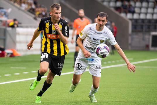 Häckens Oscar Uddenäs och Mjällbys Jetmir Haliti