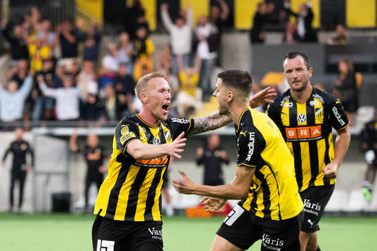 Häckens Mikkel Rygaard Jensen jublar med Alexander