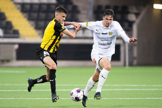 Häckens Alexander Jeremejeff och Mjällbys Noah Eile