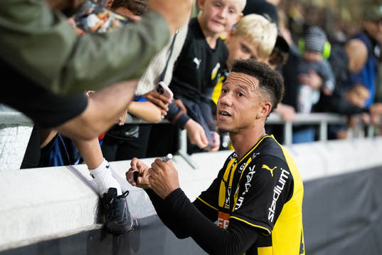 Häckens Tobias Sana skriver autografer