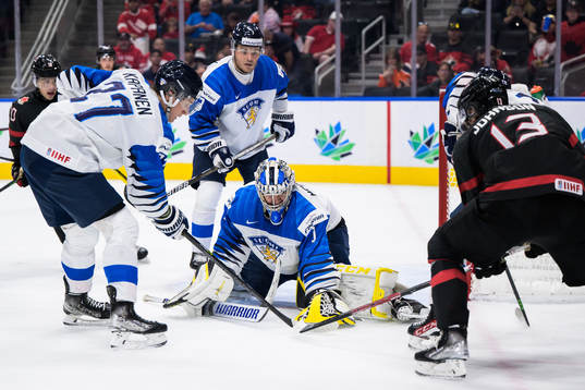 Oliver Kapanen, Rubin Rafkin and goaltender Leevi