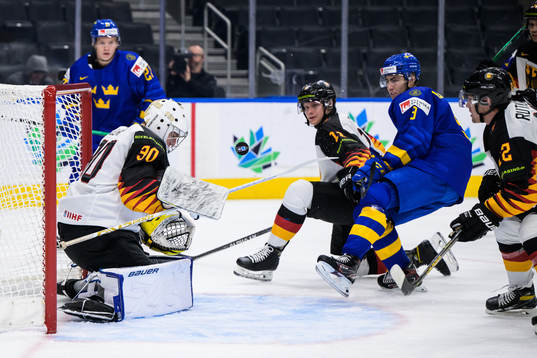Goaltender Nikita Quapp, Korbinian Geibel and Maciej