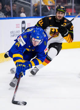Jonathan Lekkerimäki of Sweden and Maximilian Glotzl of