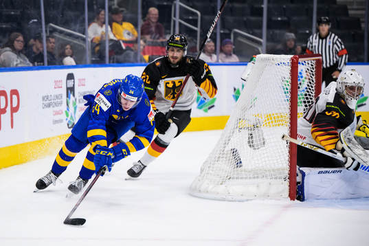 Jonathan Lekkerimäki of Sweden and Maximilian Glotzl of