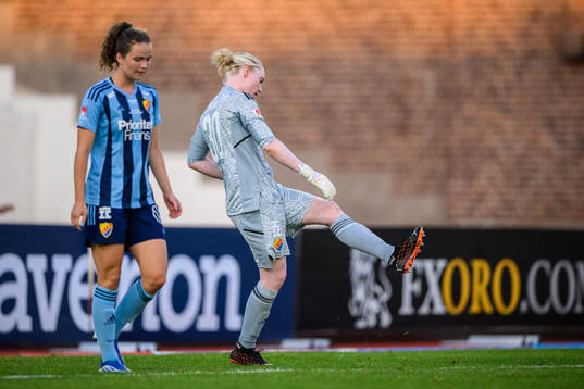 Djurgårdens Julia Walentowicz  och målvakt Hedvig Lindahl