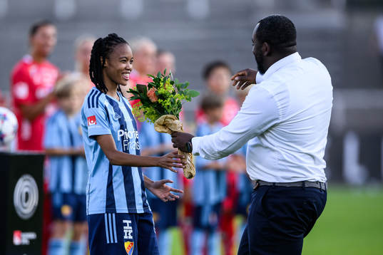 Djurgårdens Linda Maserame Motlhalo tar emot blommor