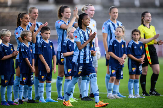 Djurgårdens Linda Maserame Motlhalo tar emot blommor