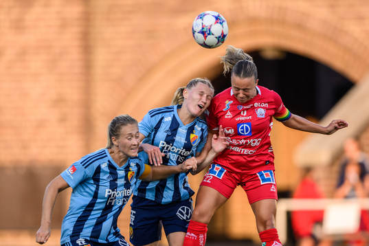 Djurgårdens Sanna Kullberg , Sara Olai och Linköpings
