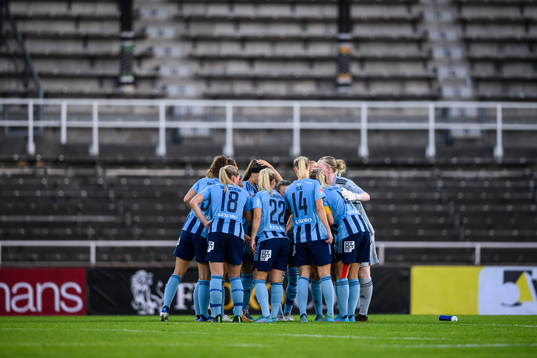 Djurgårdens spelare samlas i en ring