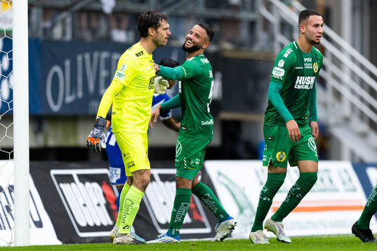 Hammarbys målvakt Davor Blazevic och Mohanad Jeahze jublar